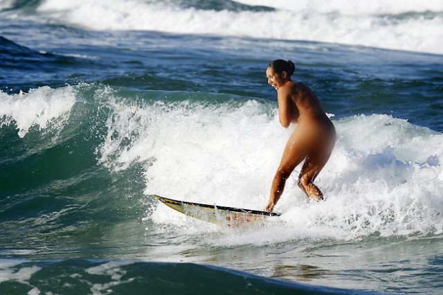 660160-nude-surfer