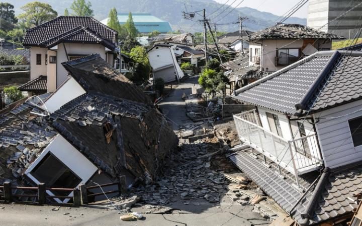 95586538_KUMAMOTO-JAPAN---APRIL-16-Houses-are-seen-destroyed-after-a-recent-earthquake-on-April-16-2-large_trans++eo_i_u9APj8RuoebjoAHt0k9u7HhRJvuo-ZLenGRumA