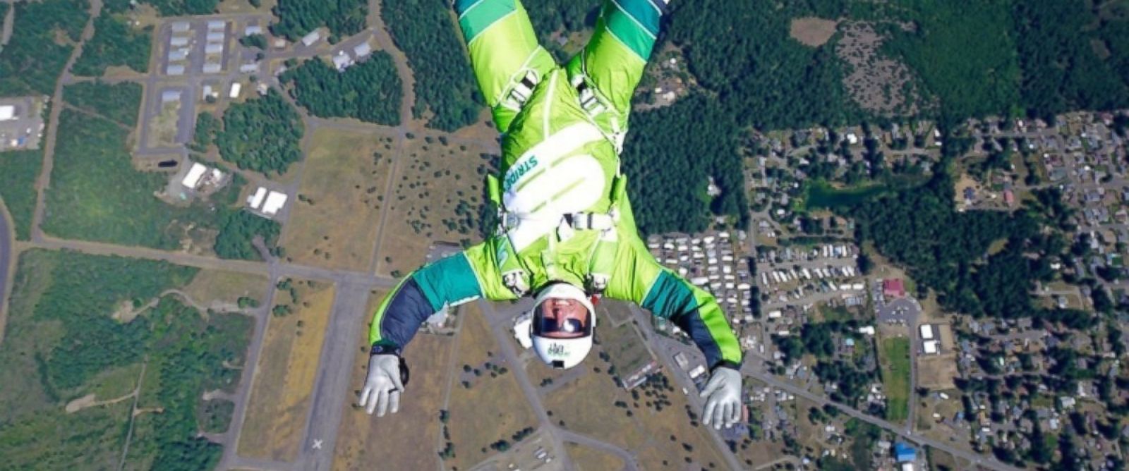 Extreme-Skydiver-Luke-Aikins-Prepares-to-Jump-25000-Feet-With-No-Parachute